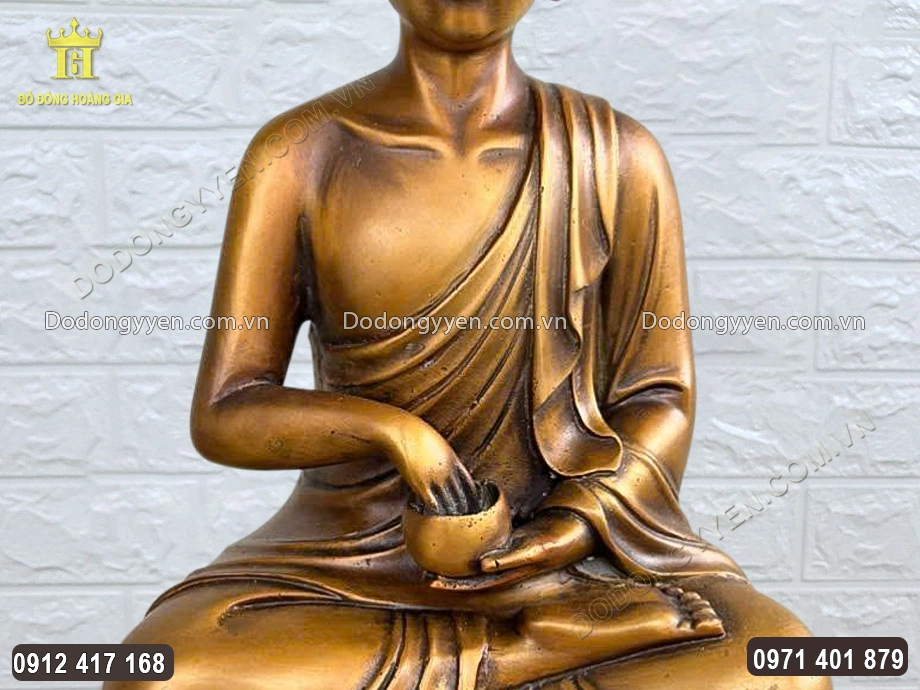 Ng&agrave;i được đ&uacute;c theo d&aacute;ng ngồi tay cầm b&aacute;t khất thực